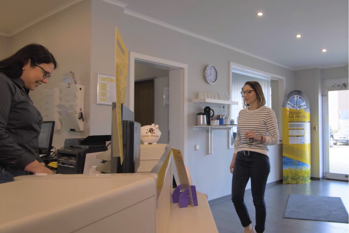 Serviceassistentin Autohaus empfängt Kundin