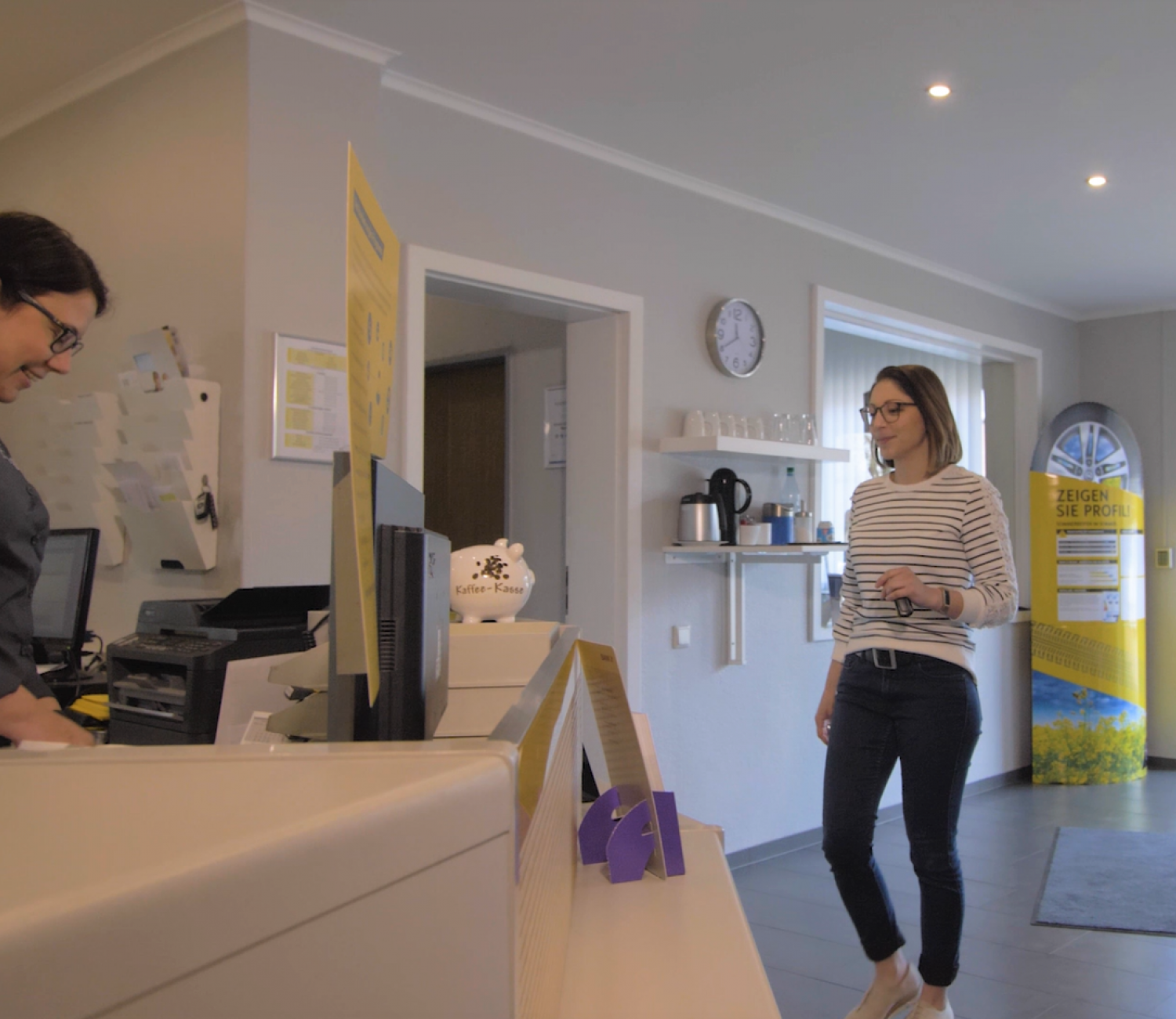 Service-Assistentin begrüßt Kundin, Werkstatt, Autohaus Schütte in Ahlhorn