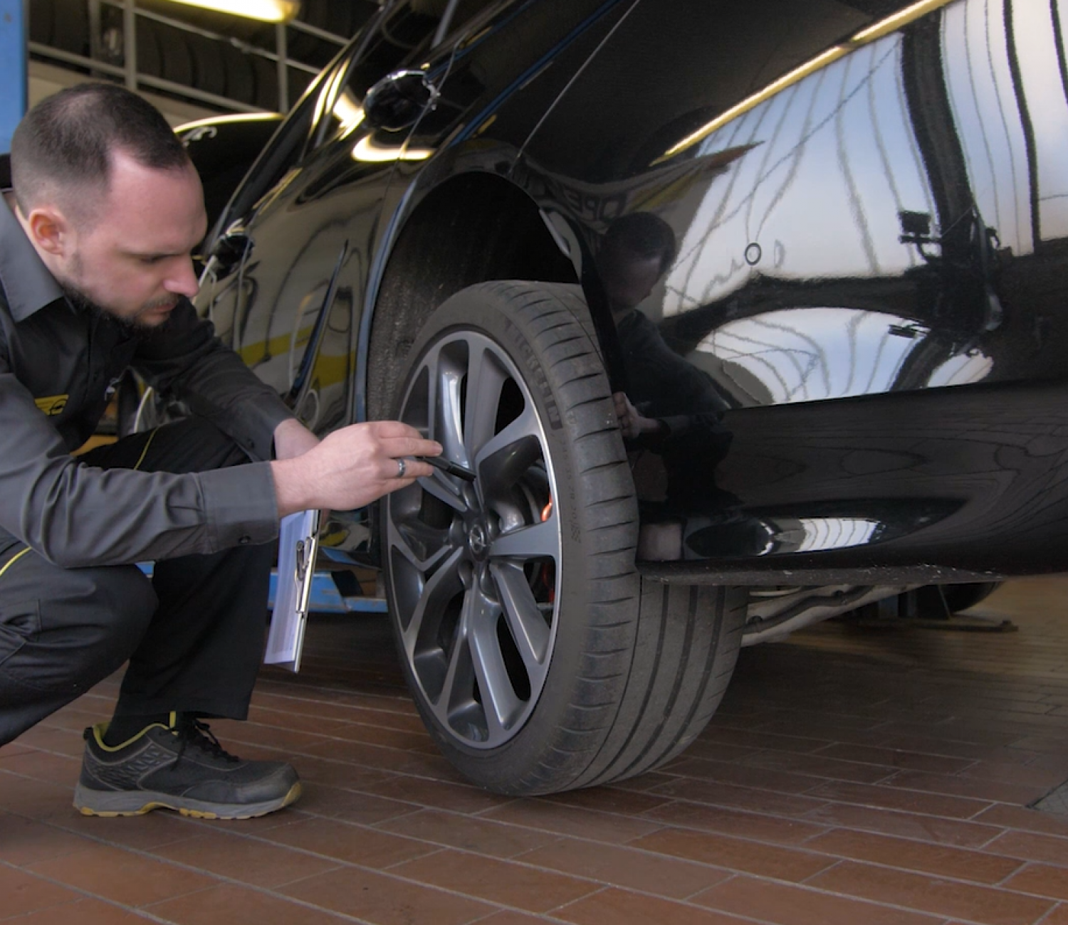 Kfz.-Meister prüft Fahrzeug, Autohaus Schütte in Ahlhorn