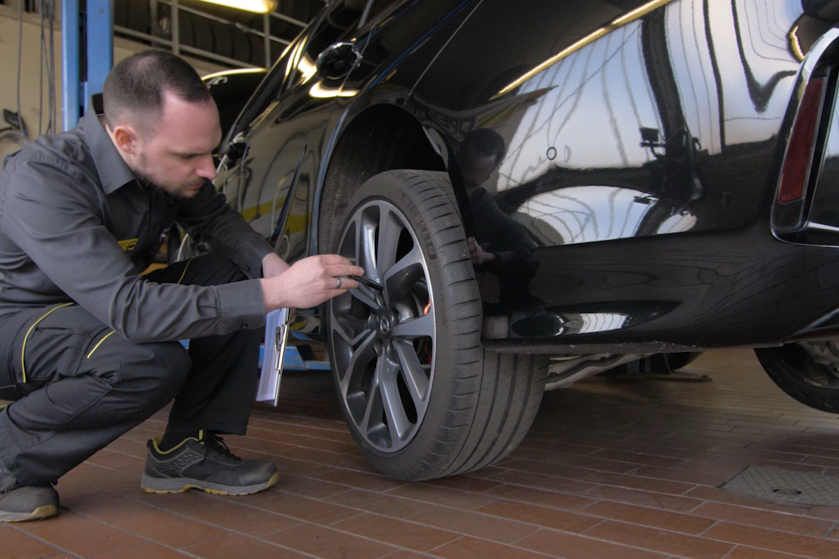 Kfz.-Meister prüft Fahrzeug