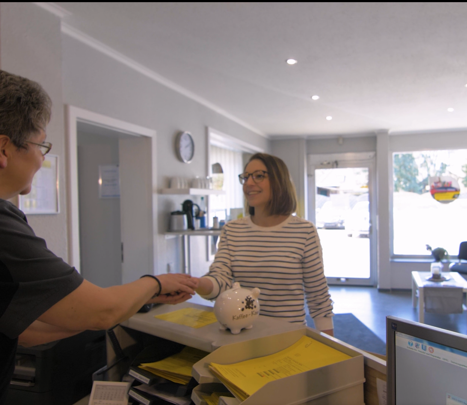 Service-Assistentin verabschiedet Werkstattkundin, Autohaus Schütte in Ahlhorn, Werkstatt für alle Marken